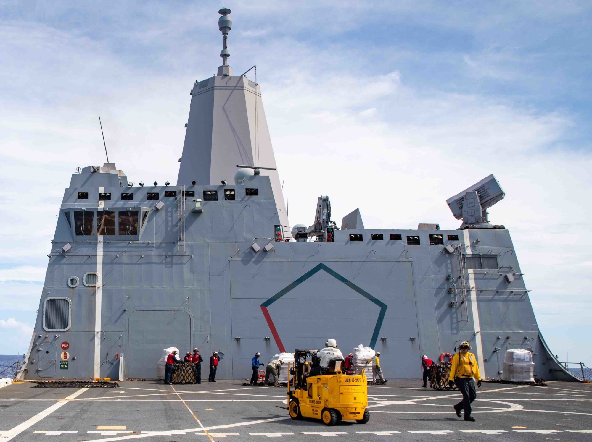 lpd-24 uss arlington amphibious transport dock landing ship us navy flight deck 106
