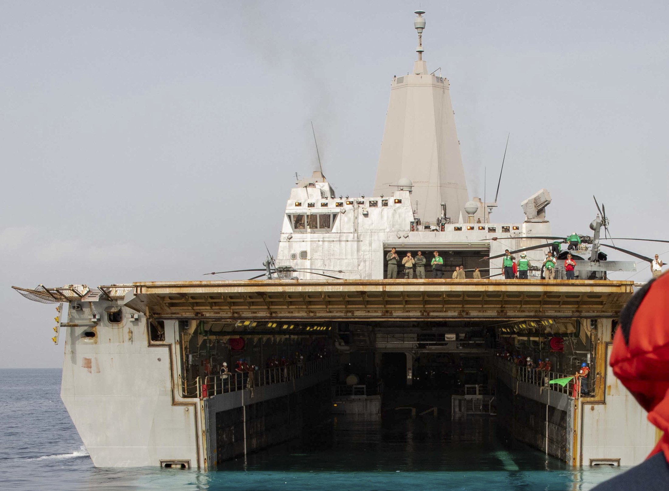 lpd-24 uss arlington amphibious transport dock landing ship us navy disaster relief haiti 118