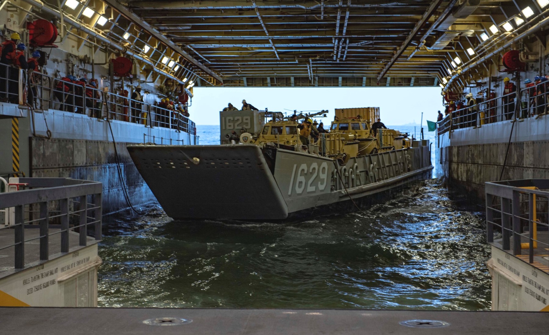 lpd-25 uss somerset san antonio class amphibious transport dock landing ship us navy 06