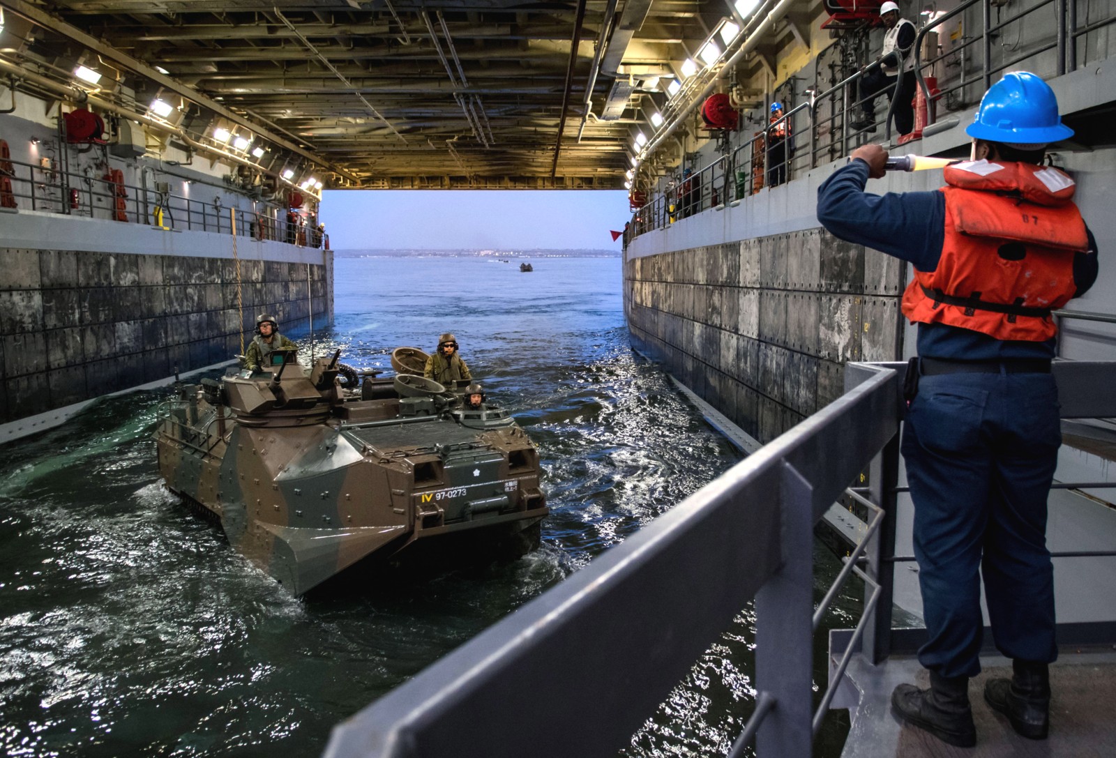 lpd-25 uss somerset san antonio class amphibious transport dock landing ship us navy well deck aav vehicle 09