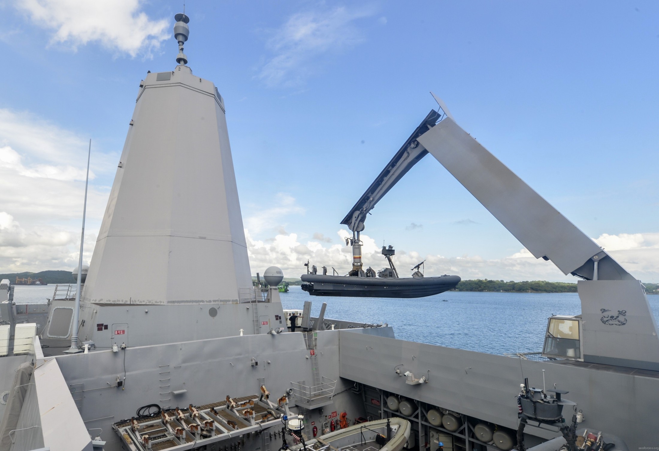 lpd-25 uss somerset san antonio class amphibious transport dock landing ship us navy boat deck rhib crane 42