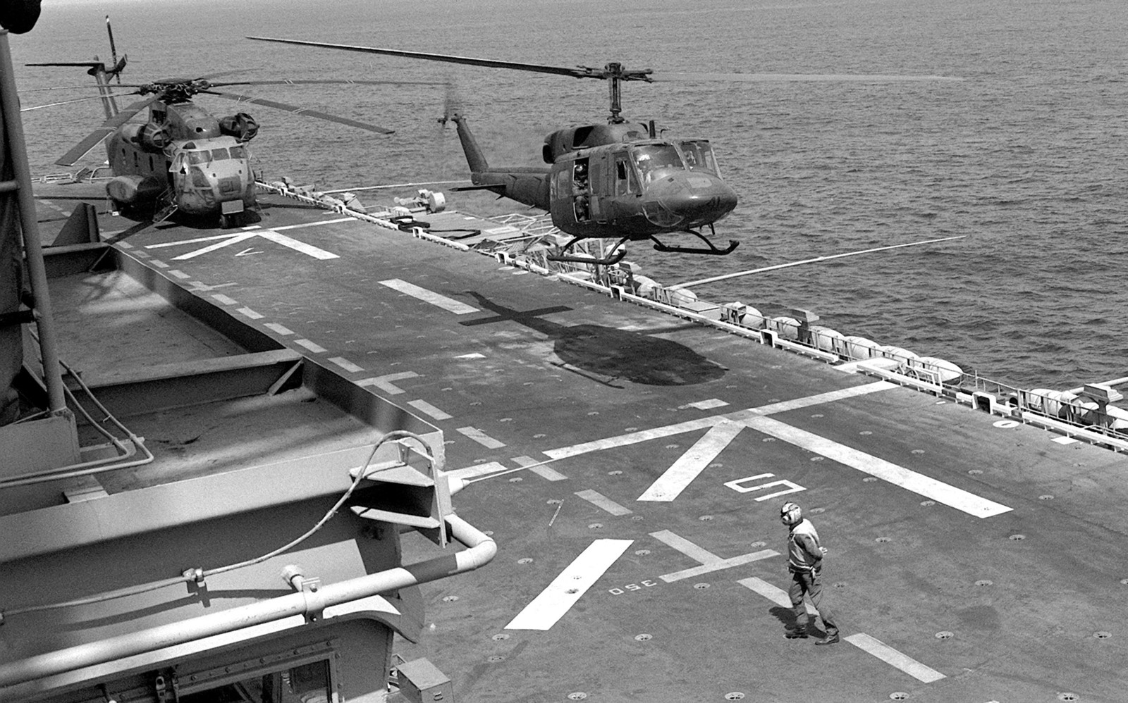 lph-10 uss tripoli iwo jima class amphibious assault ship landing platform helicopter us navy 06