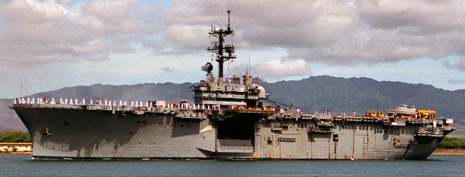 lph-10 uss tripoli iwo jima class amphibious assault ship landing platform helicopter us navy 25 pearl harbor hawaii desert storm