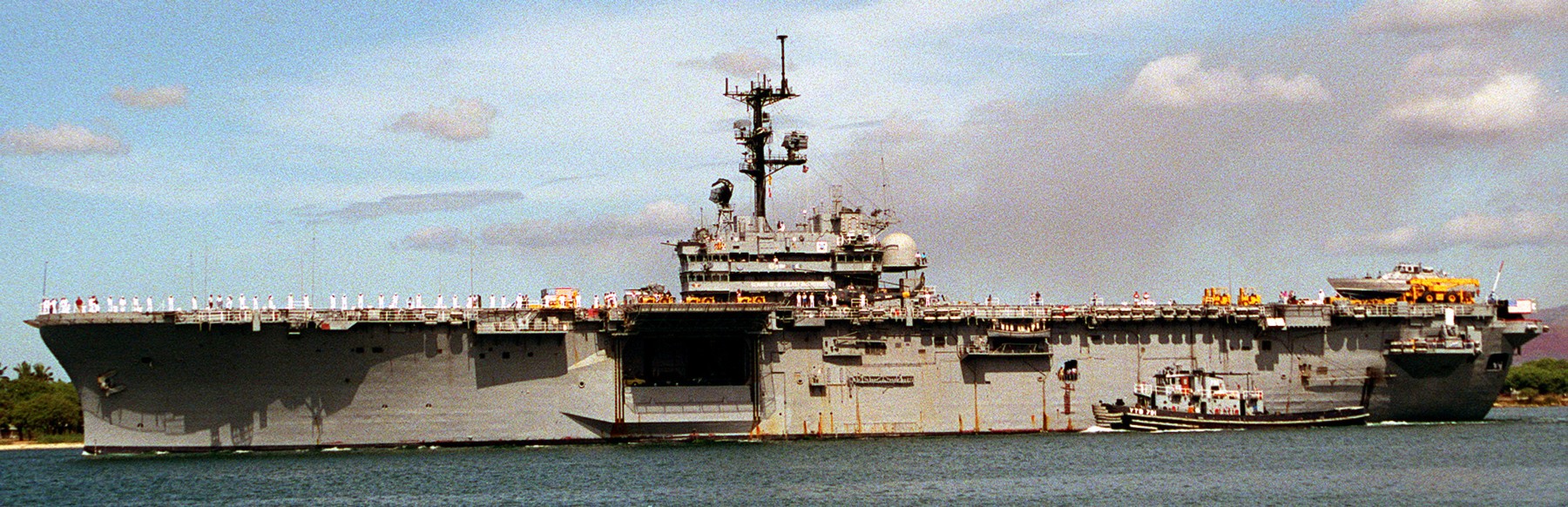 lph-10 uss tripoli iwo jima class amphibious assault ship landing platform helicopter us navy 26 pearl harbor hawaii