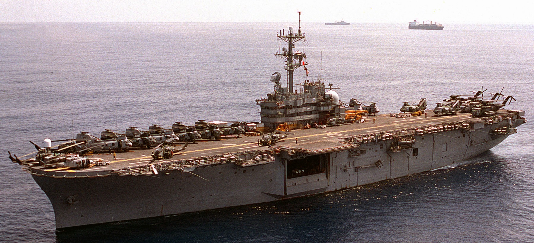 lph-10 uss tripoli iwo jima class amphibious assault ship landing platform helicopter us navy 37