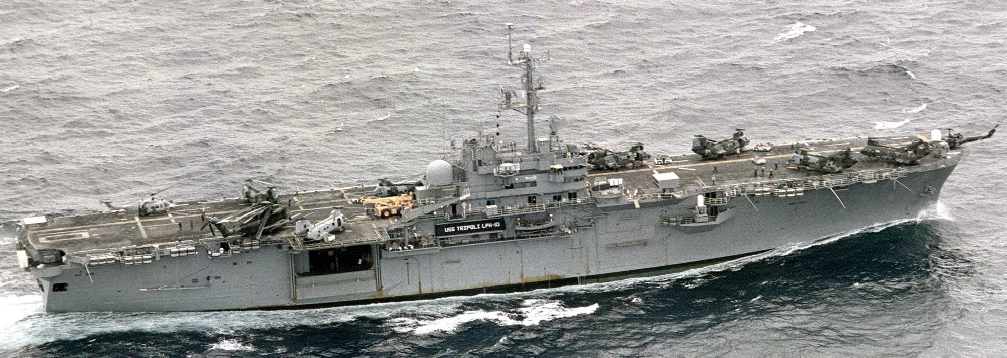 lph-10 uss tripoli iwo jima class amphibious assault ship landing platform helicopter us navy 39