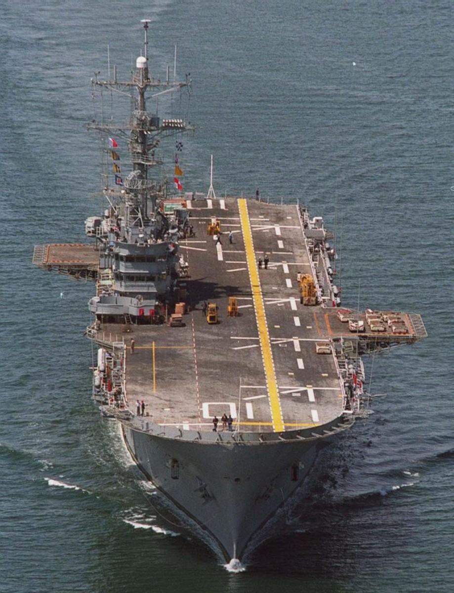 lph-10 uss tripoli iwo jima class amphibious assault ship landing platform helicopter us navy 40