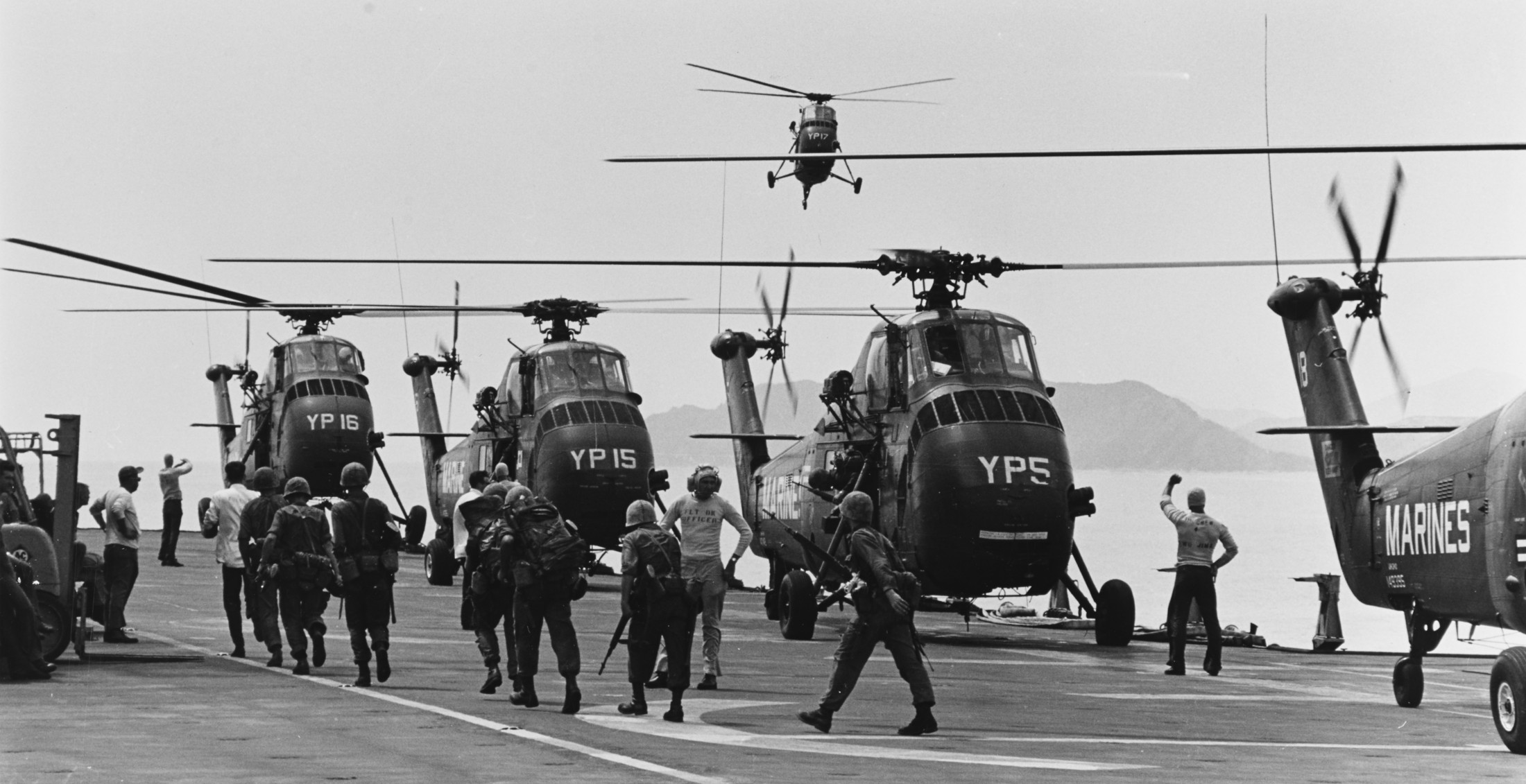 lph-2 uss iwo jima class amphibious assault ship landing platform helicopter us navy 06 hmm-163 vietnam war