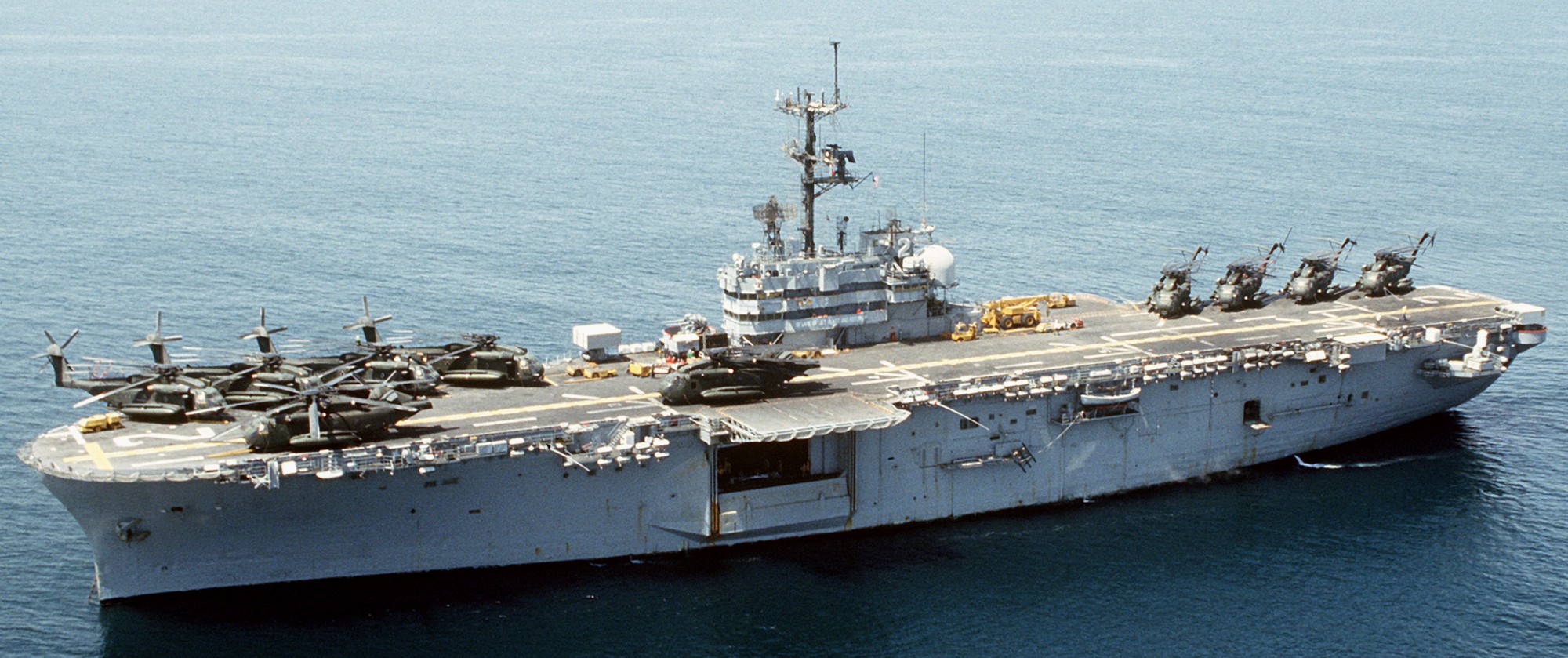 lph-2 uss iwo jima class amphibious assault ship landing platform helicopter us navy 66 operation desert storm