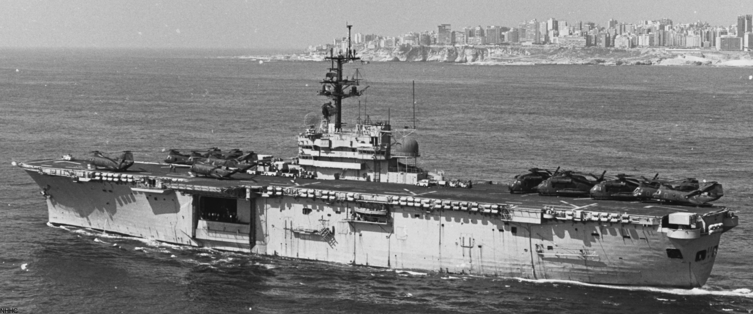 lph-7 uss guadalcanal iwo jima class amphibious assault ship landing platform helicopter us navy 11 lebanon crisis