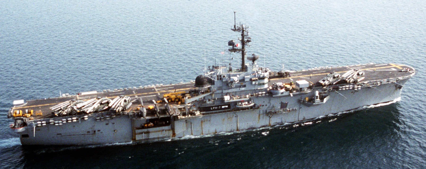 lph-7 uss guadalcanal iwo jima class amphibious assault ship landing platform helicopter us navy 43 persian gulf