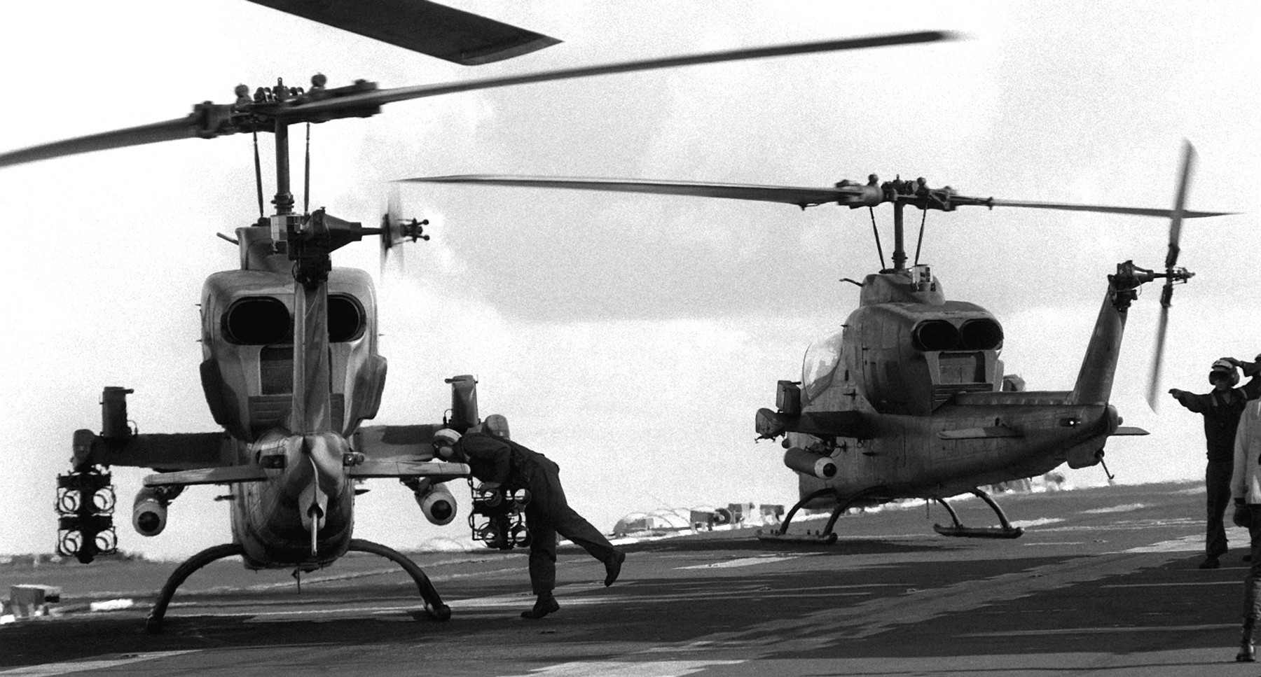lph-7 uss guadalcanal iwo jima class amphibious assault ship landing platform helicopter us navy 48 persian gulf ah-1 sea cobra
