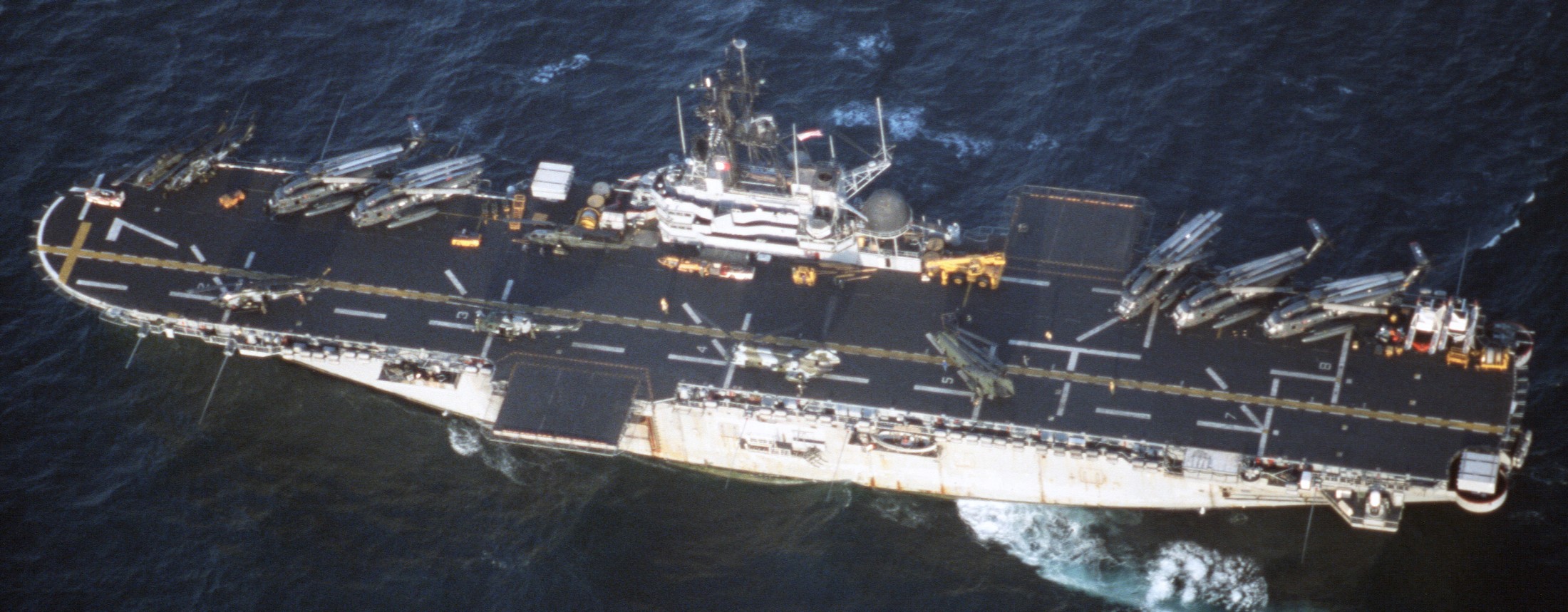 lph-7 uss guadalcanal iwo jima class amphibious assault ship landing platform helicopter us navy 51 persian gulf