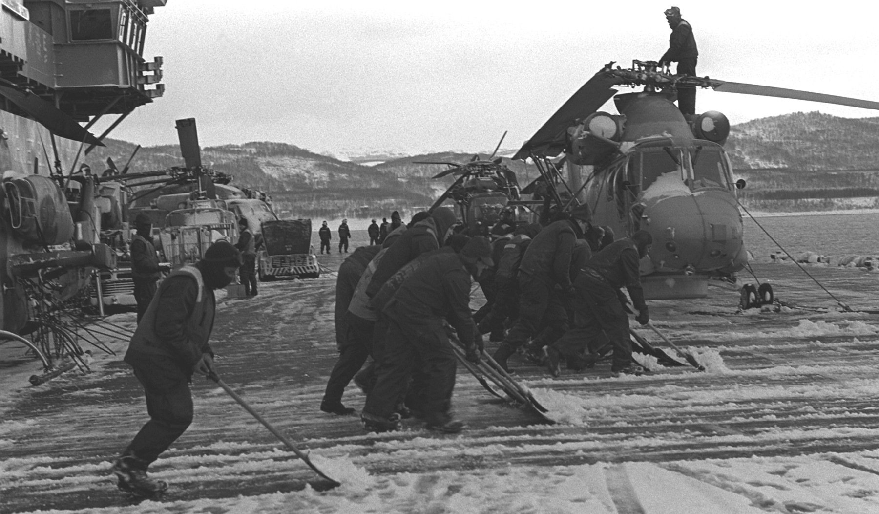 lph-7 uss guadalcanal iwo jima class amphibious assault ship landing platform helicopter us navy 69