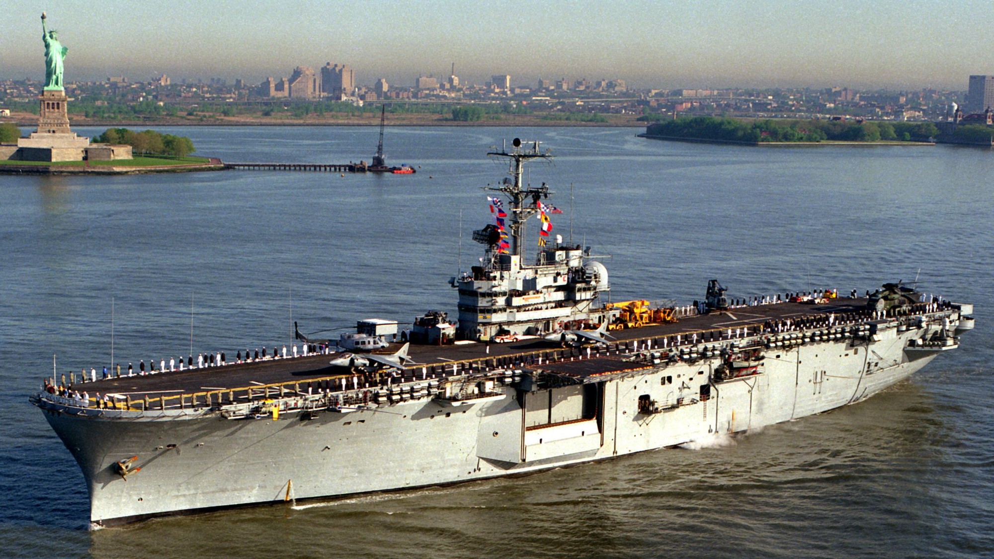 lph-7 uss guadalcanal iwo jima class amphibious assault ship landing platform helicopter us navy 81 new york fleet week