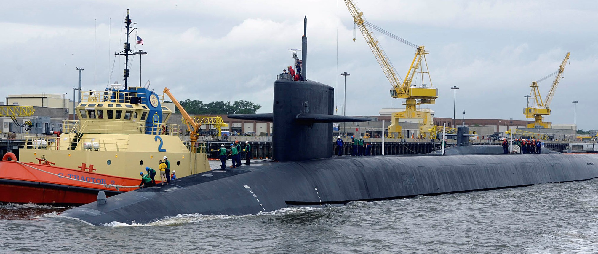 ssbn-734 uss tennessee ballistic missile submarine departing kings bay 2013 05