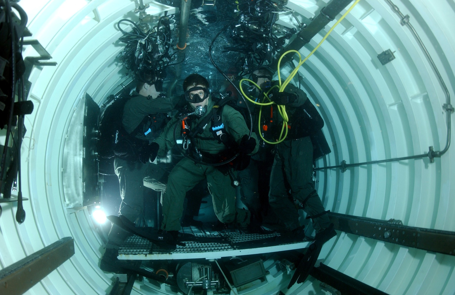 uss philadelphia ssn-690 los angeles class attack submarine dry deck shelter seal delivery vehicle 2005 03
