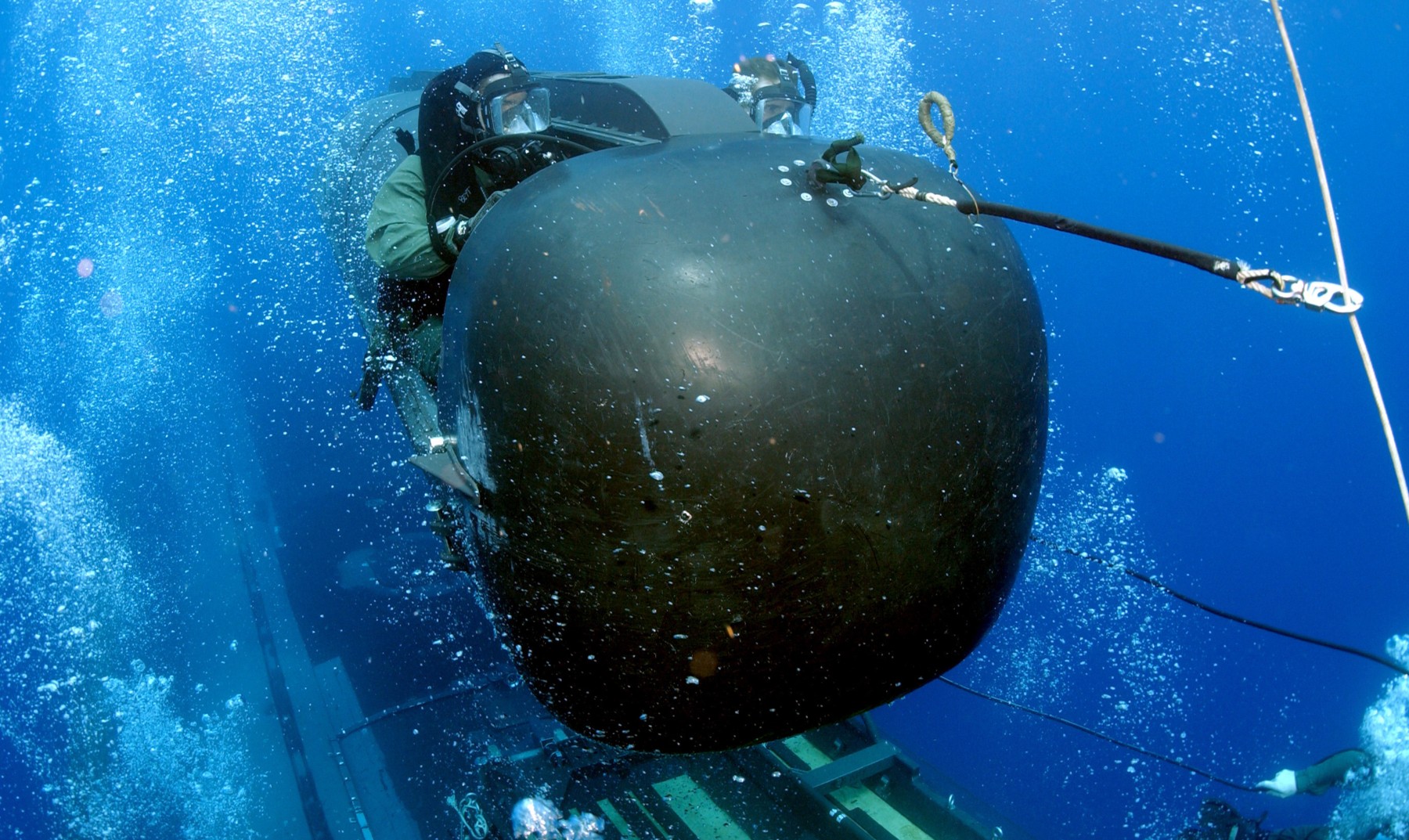 uss philadelphia ssn-690 los angeles class attack submarine dry deck shelter seal delivery vehicle 04