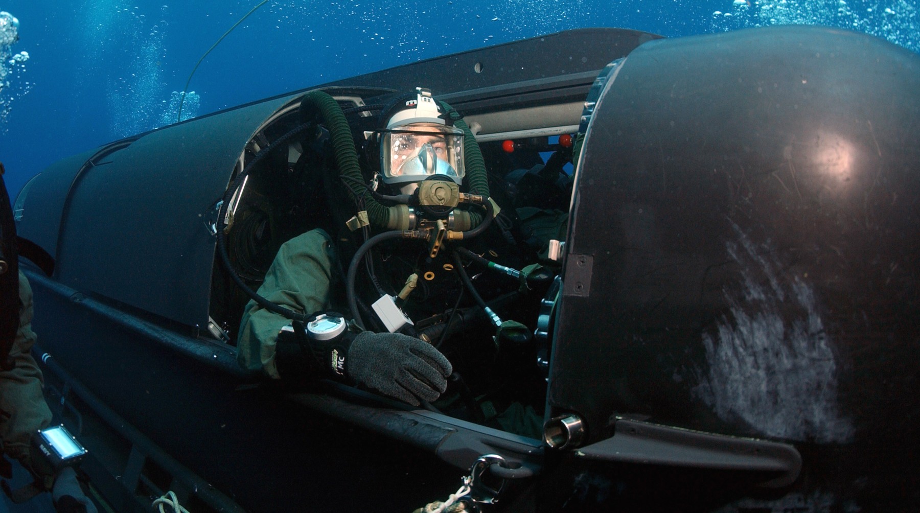 uss philadelphia ssn-690 los angeles class attack submarine dry deck shelter seal delivery vehicle 05