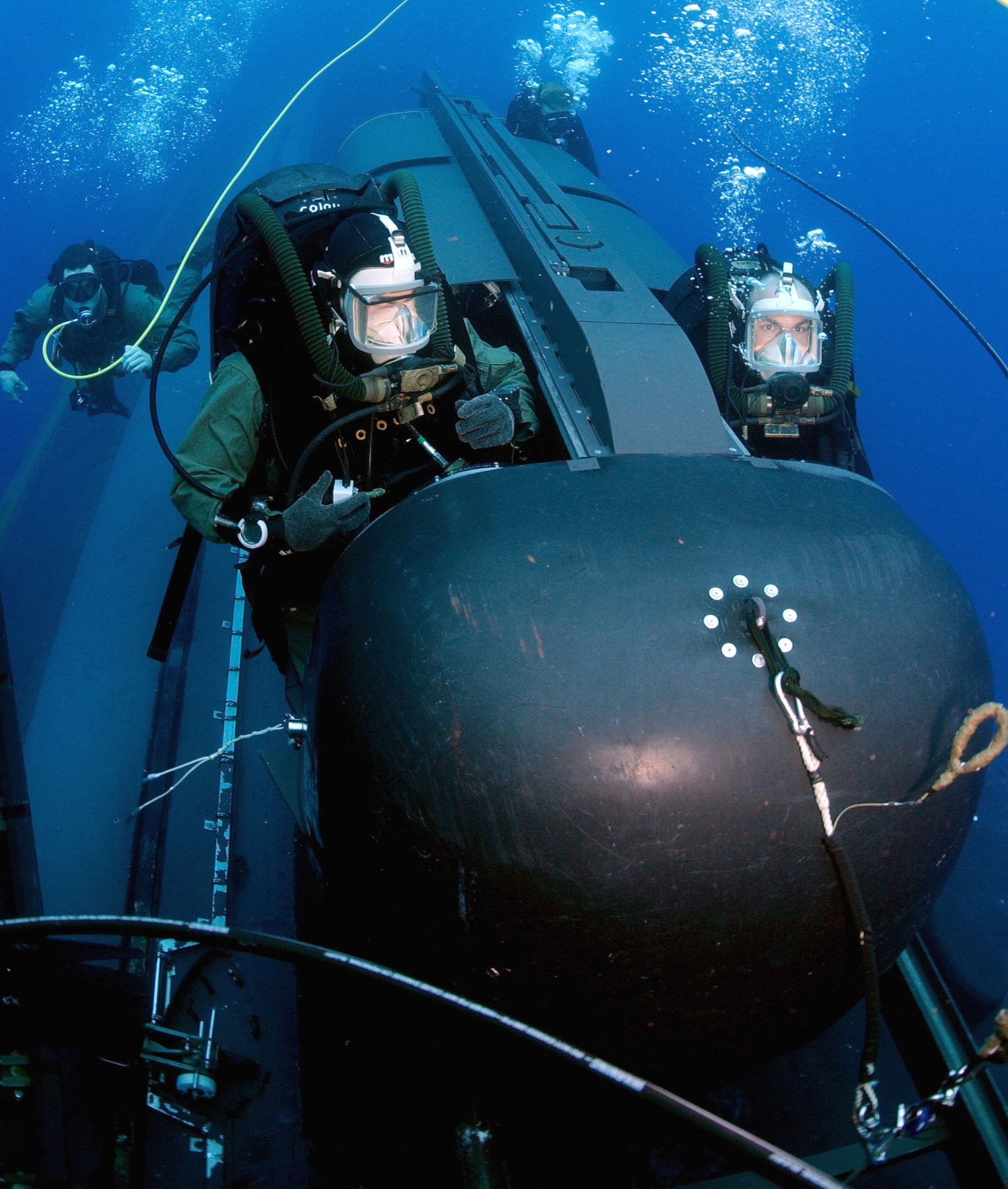 uss philadelphia ssn-690 los angeles class attack submarine dry deck shelter seal delivery vehicle 06