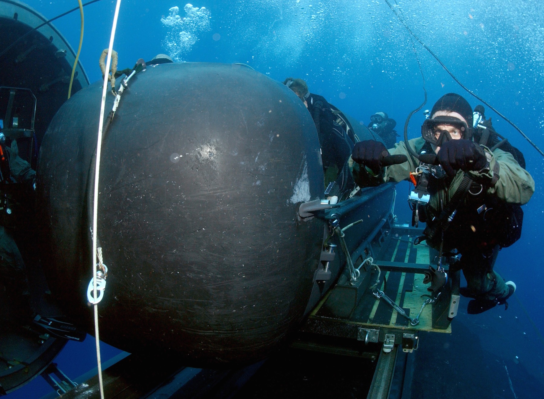 uss philadelphia ssn-690 los angeles class attack submarine dry deck shelter seal delivery vehicle 07