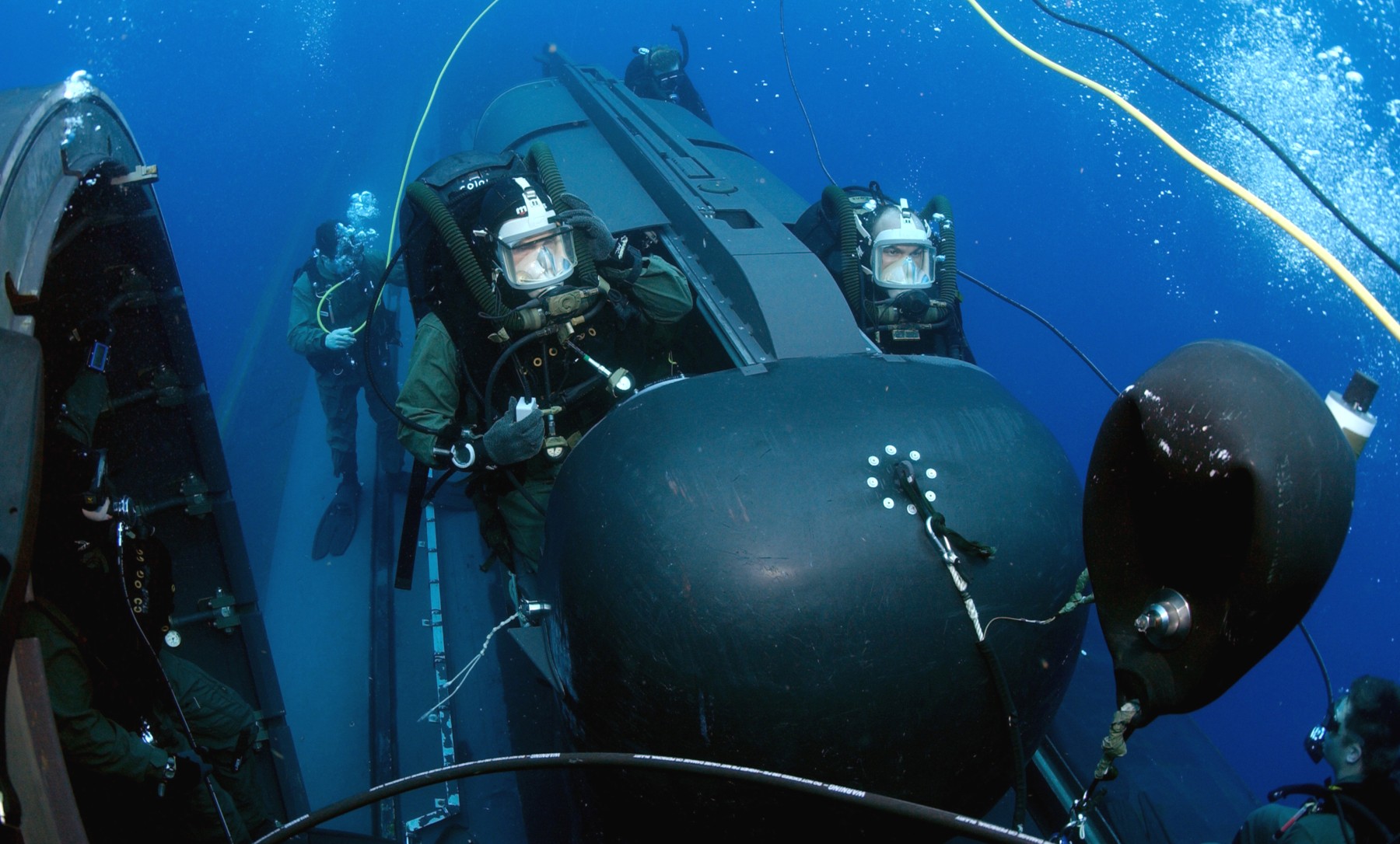 uss philadelphia ssn-690 los angeles class attack submarine dry deck shelter seal delivery vehicle 09