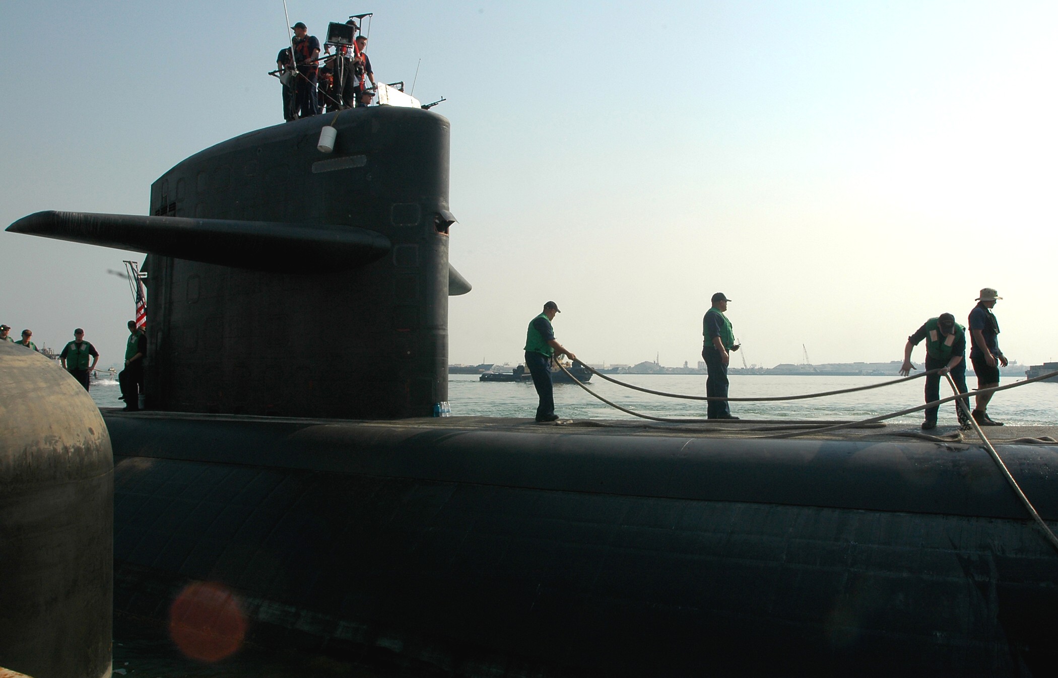 uss philadelphia ssn-690 los angeles class attack submarine us navy bahrain 2007 19