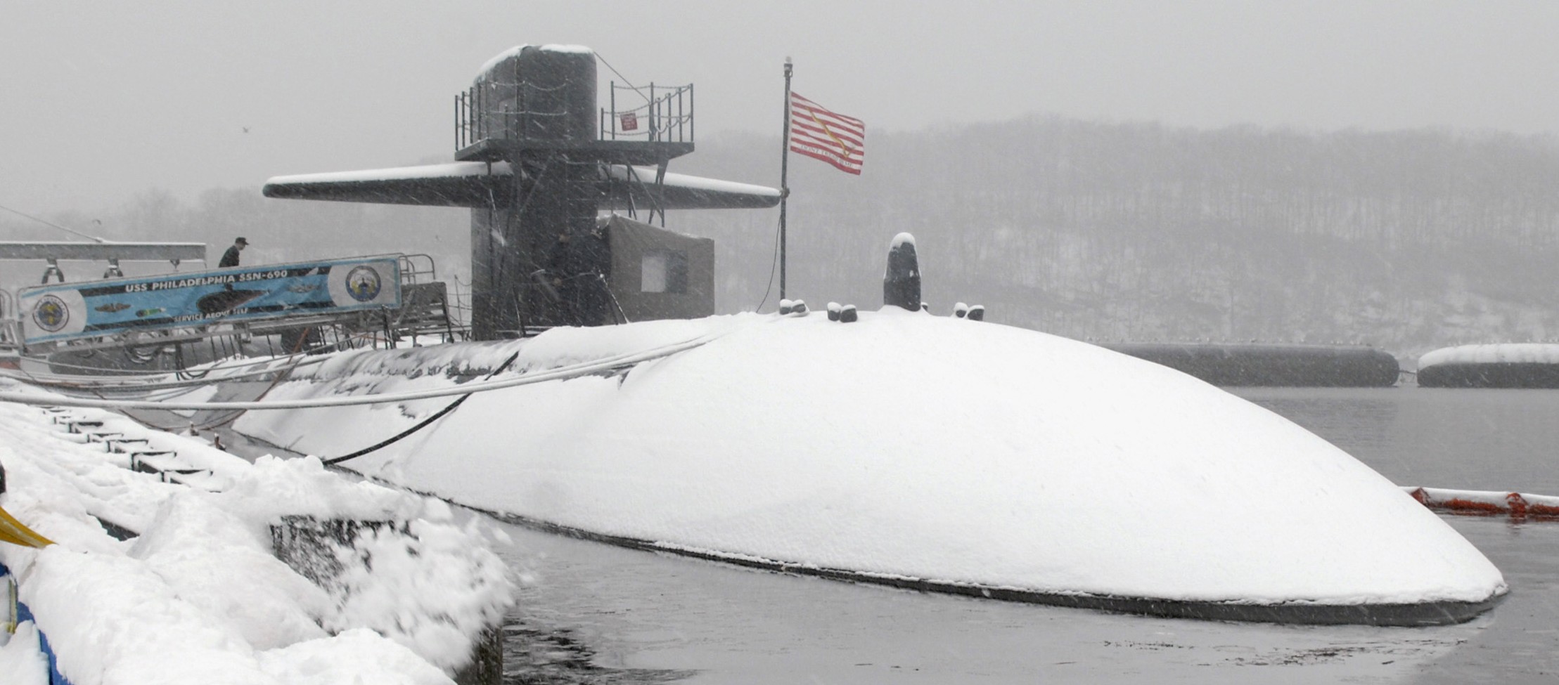 uss philadelphia ssn-690 los angeles class attack submarine moored subase new london groton ct 2008