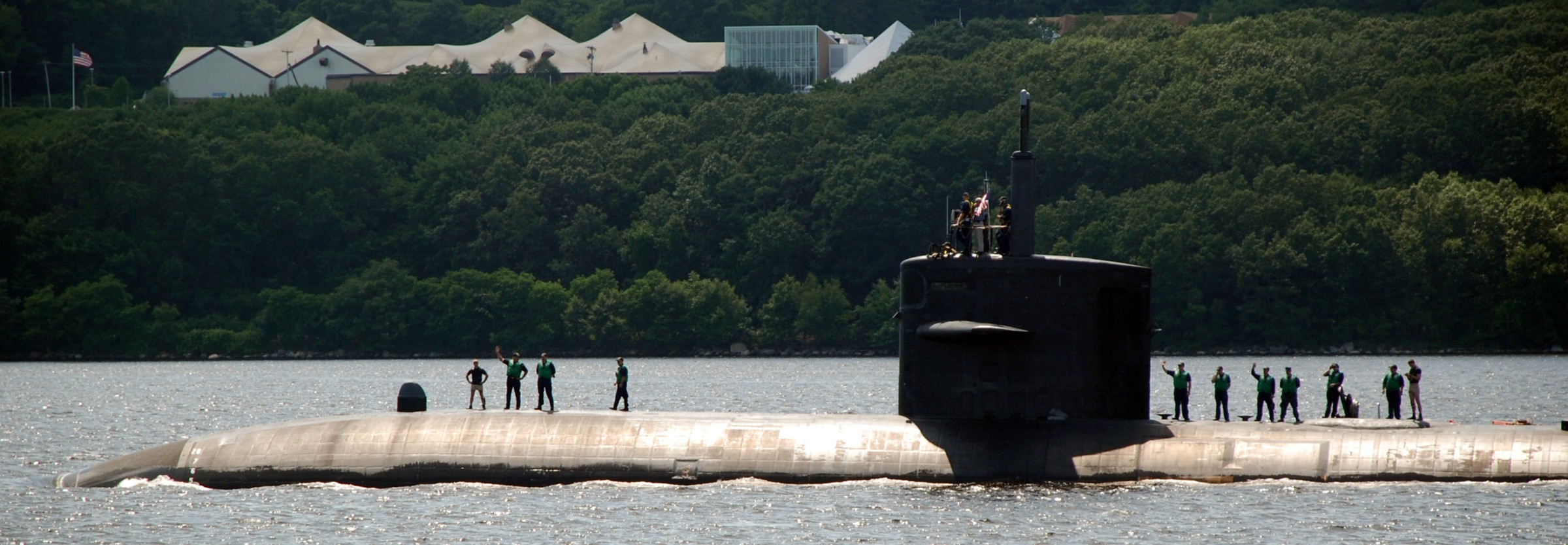 uss philadelphia ssn-690 los angeles class attack submarine departing for final deployment 2009