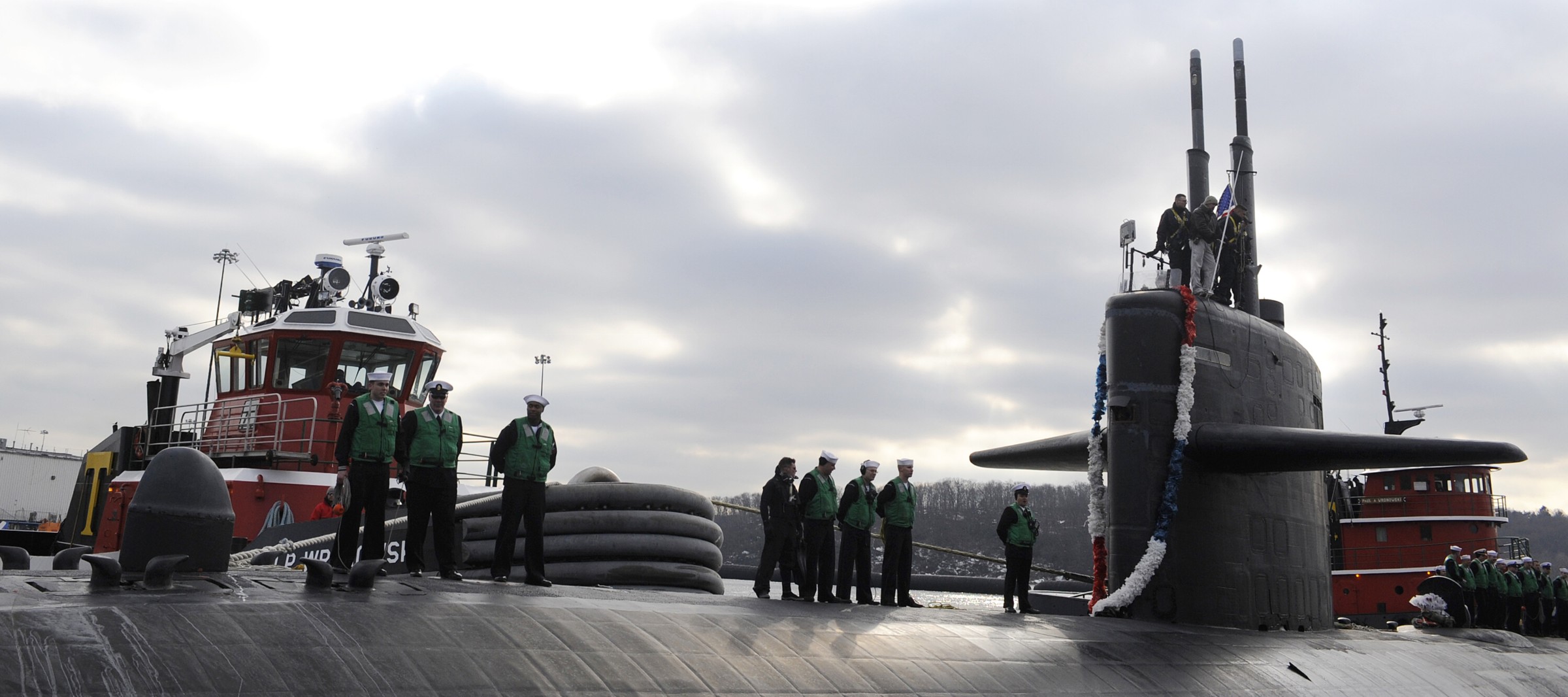 uss philadelphia ssn-690 los angeles class attack submarine returning subase new london groton final deployment 2010 26