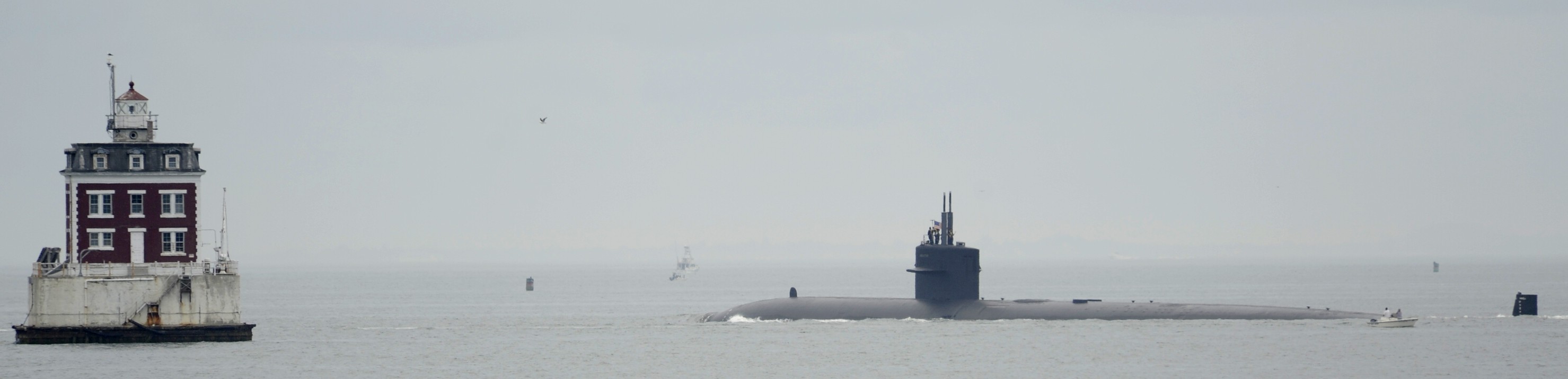 uss philadelphia ssn-690 los angeles class attack submarine us navy departing groton final time 2010