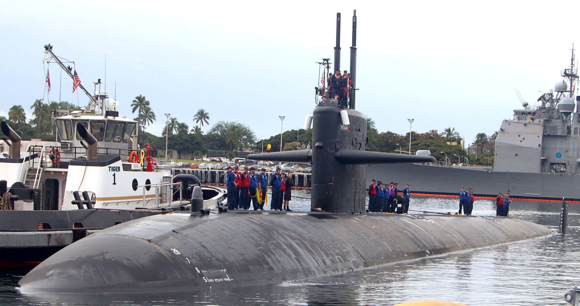 uss bremerton ssn-698 los angeles class attack submarine returning pearl harbor hawaii 2007