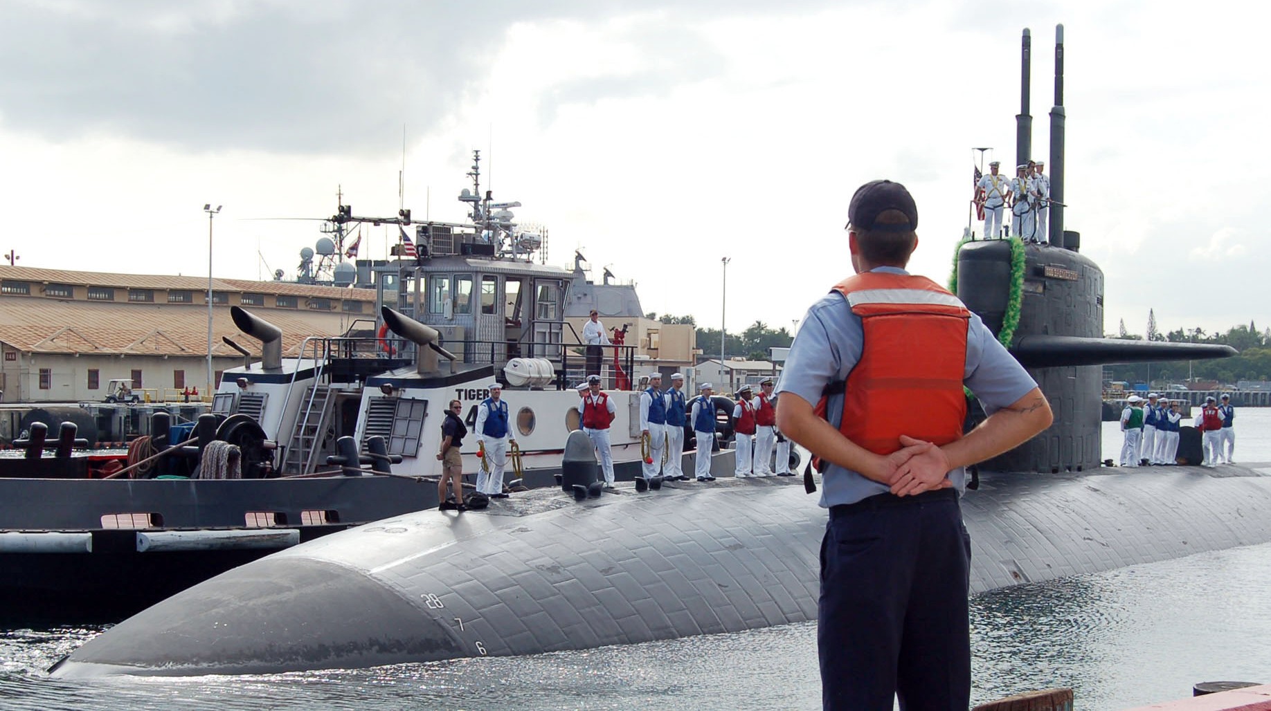 uss bremerton ssn-698 los angeles class attack submarine naval station pearl harbor hawaii 2009 09