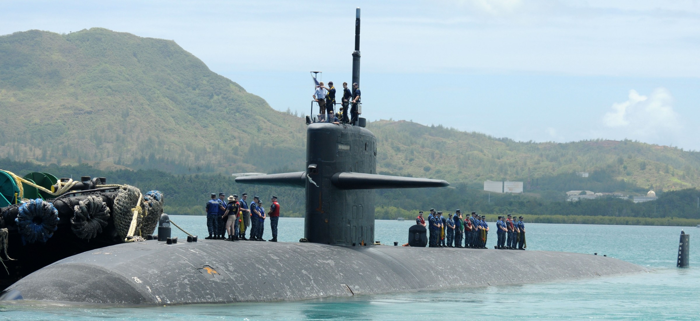 uss bremerton ssn-698 los angeles class attack submarine us navy apra harbor guam 2013 24