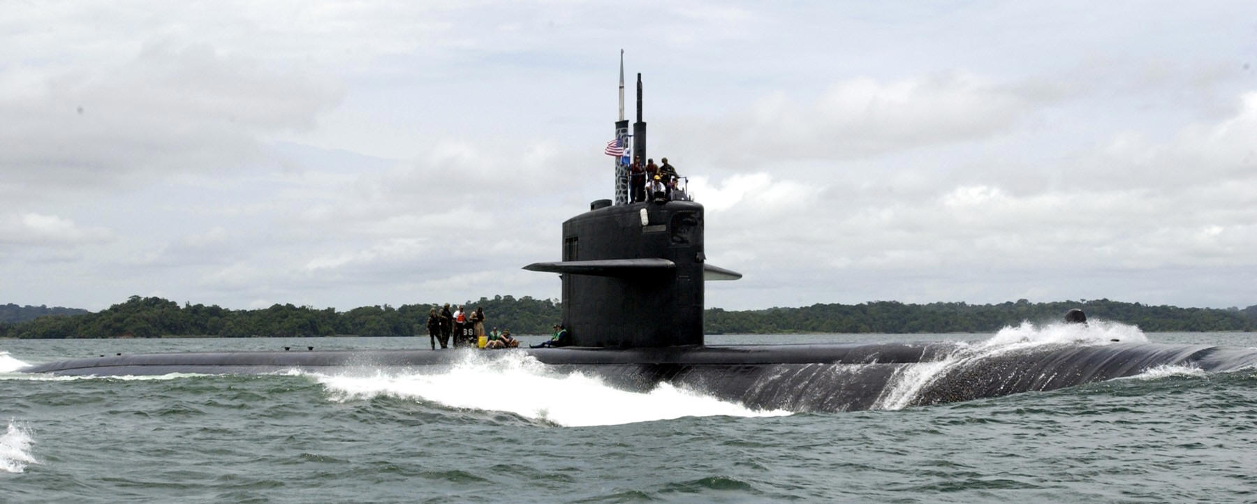 ssn-707 uss portsmouth panama canal 2004