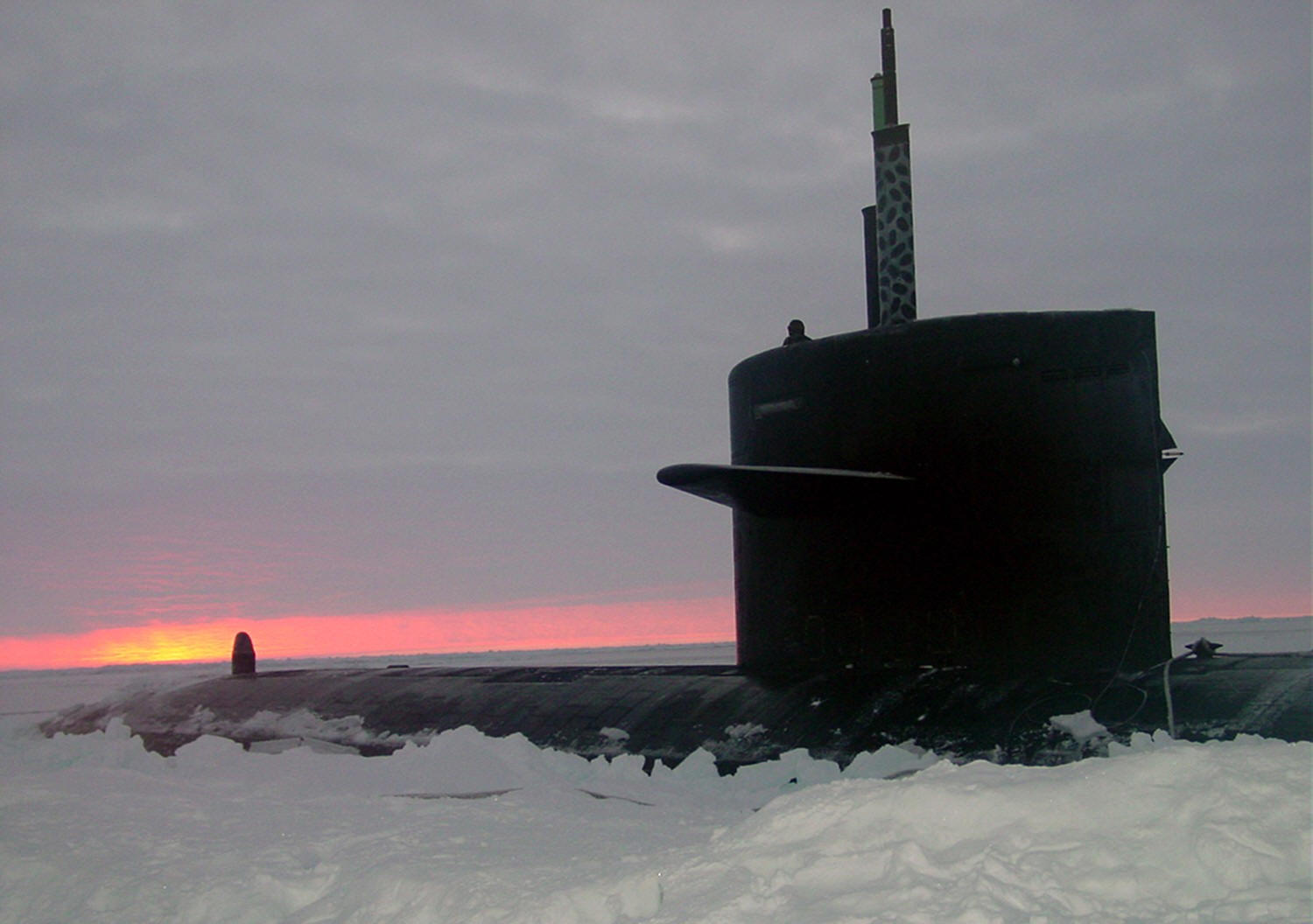 ssn-718 uss honolulu arctic circle 2003