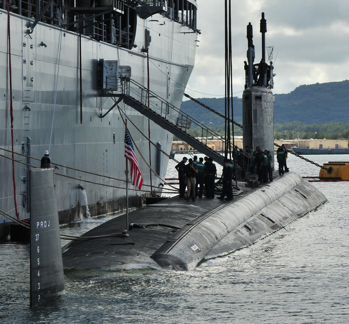 ssn-776 uss hawaii virginia class attack submarine us navy 2010 18 uss frank cable as-40 tender