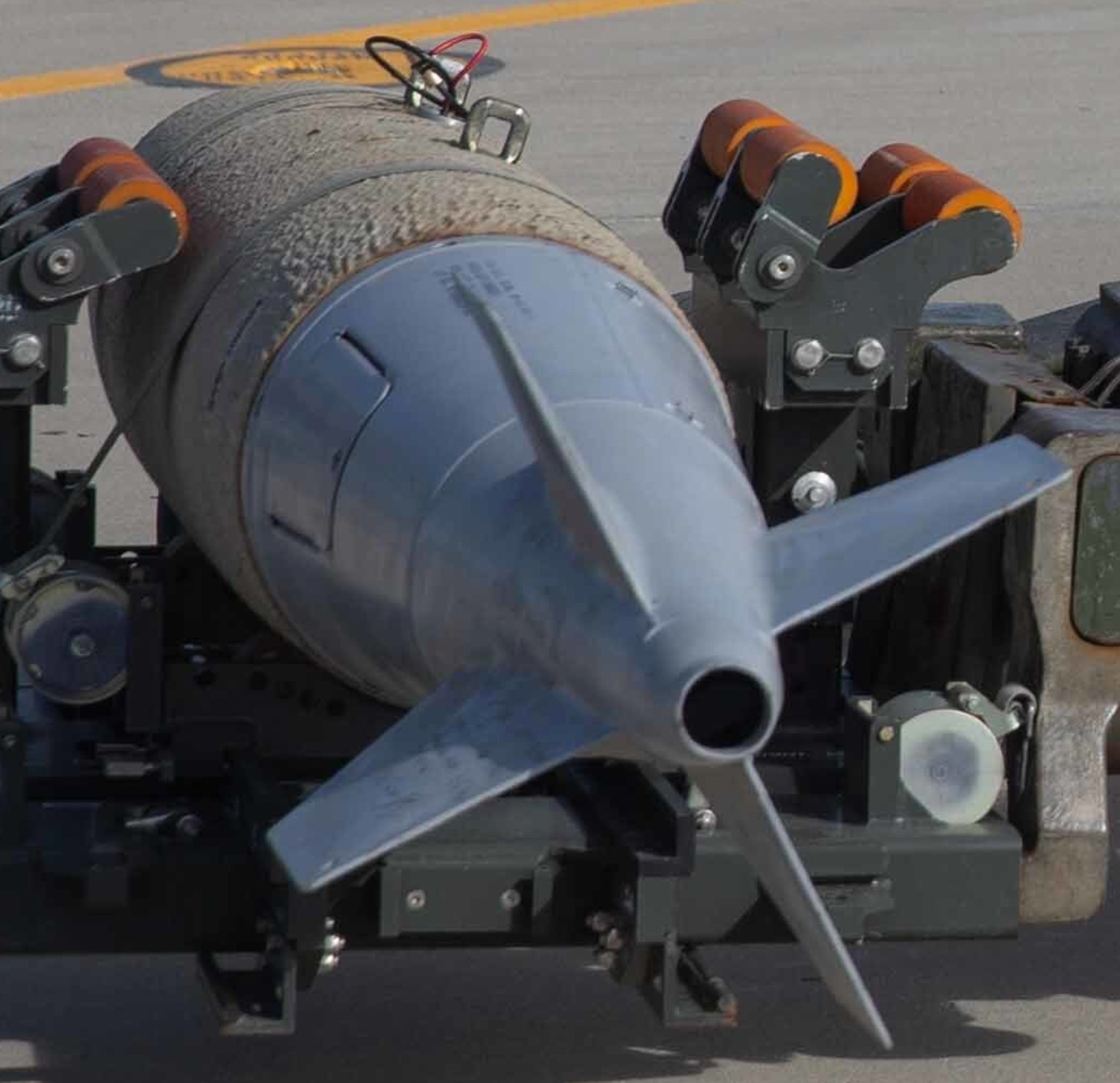 blu-110 general purpose bomb 1000 lbs low drag mk.83 navy 04