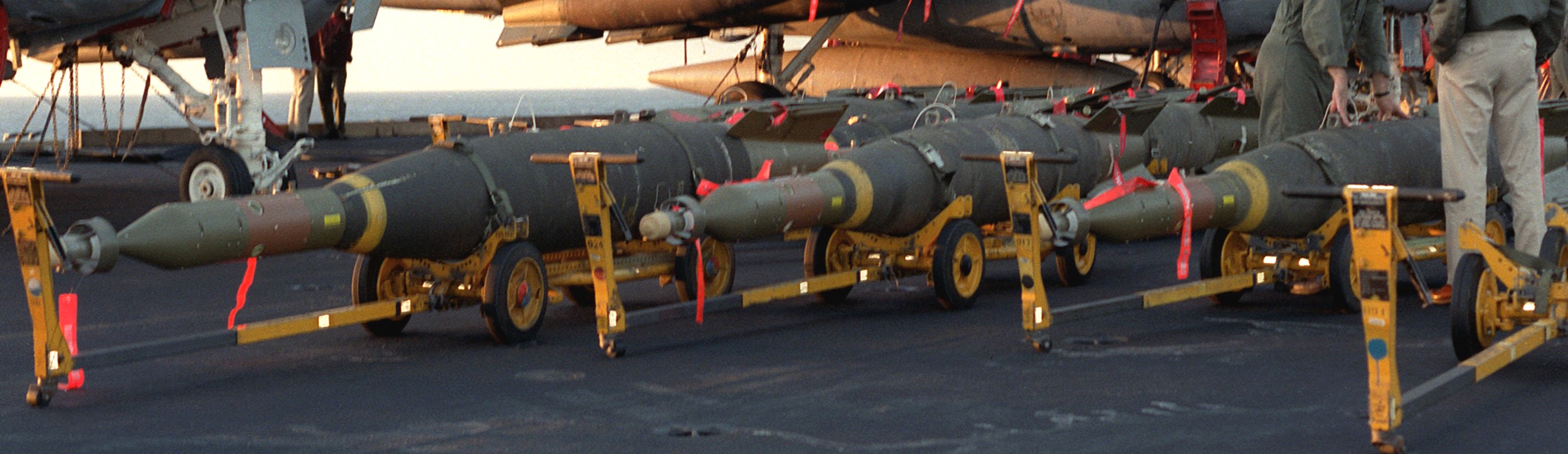 gbu-10 paveway laser guided bomb unit gbu 2000 lbs air force navy marines 07