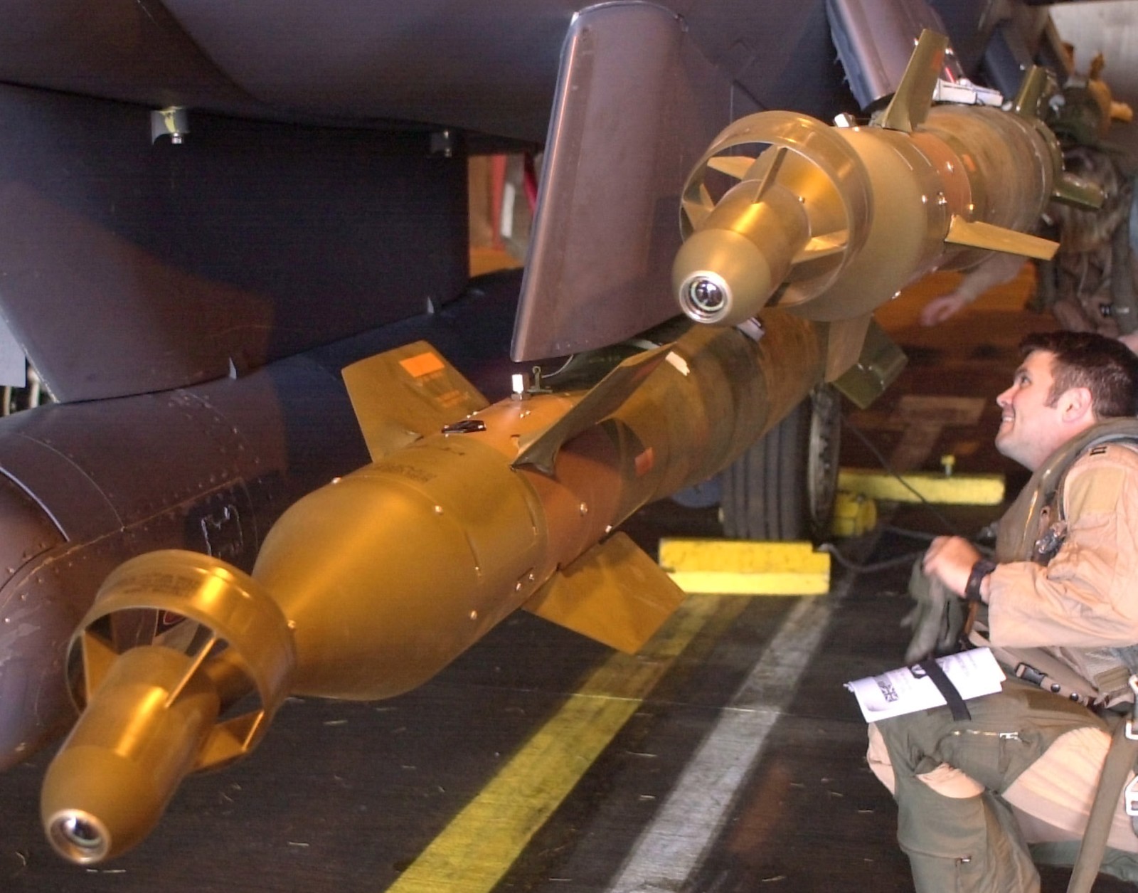 gbu-16 paveway laser guided bomb unit gbu 1000 lbs air force navy marines 04
