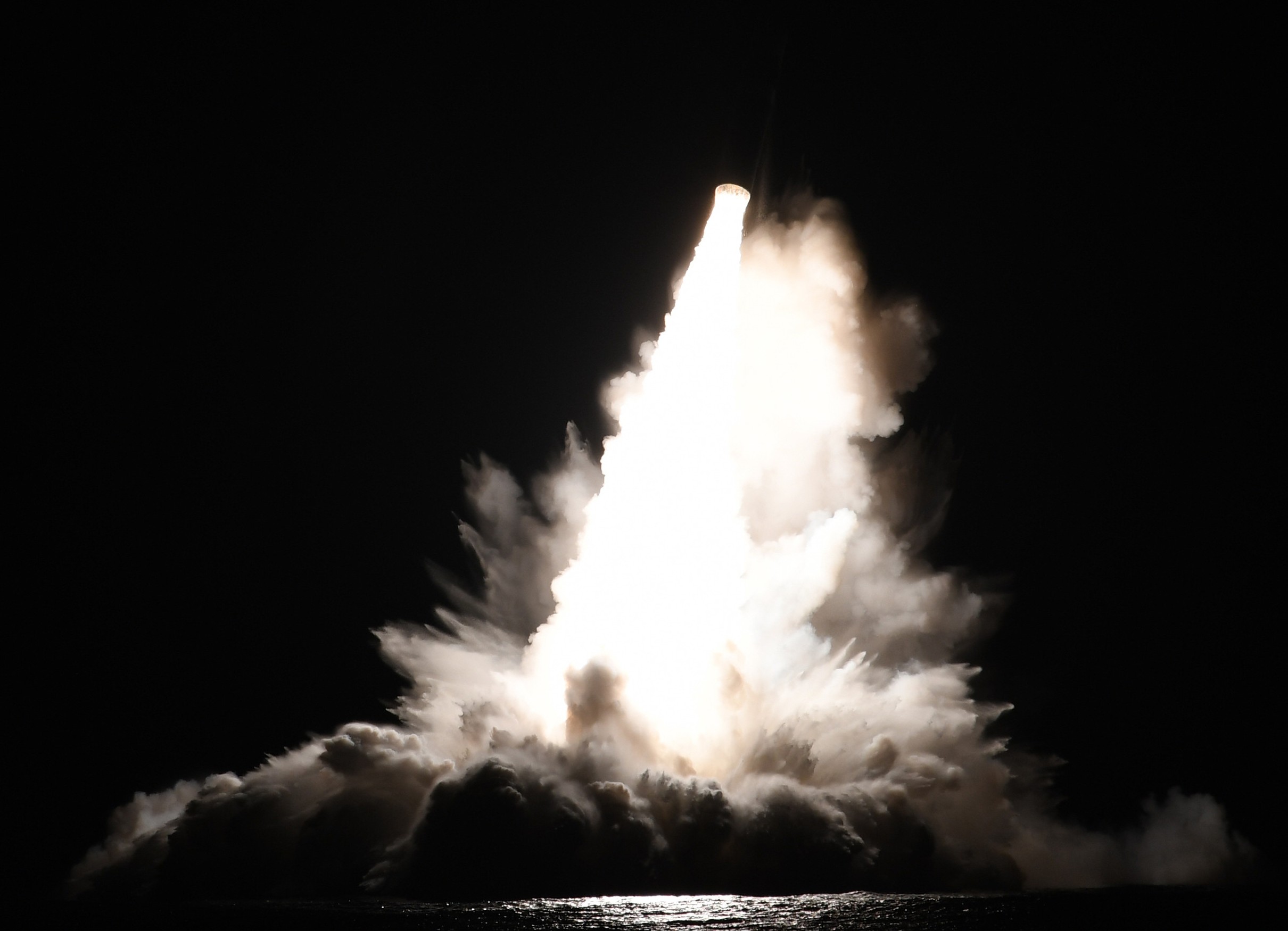 ugm-133a trident ii d5 submarine-launched ballistic missile slbm ohio columbia class ssbn 06