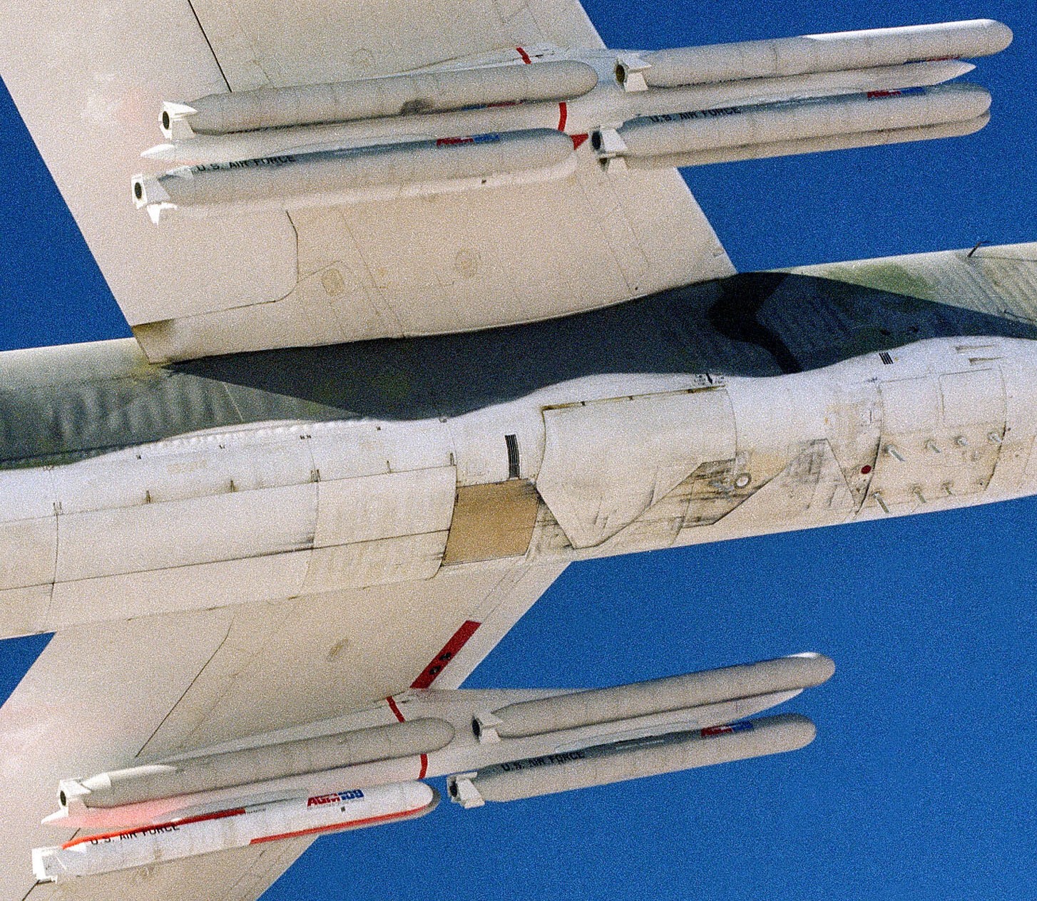 agm-109 tomahawk air-launched cruise missile alcm tlam us air force usaf b-52 stratofortress bomber 06