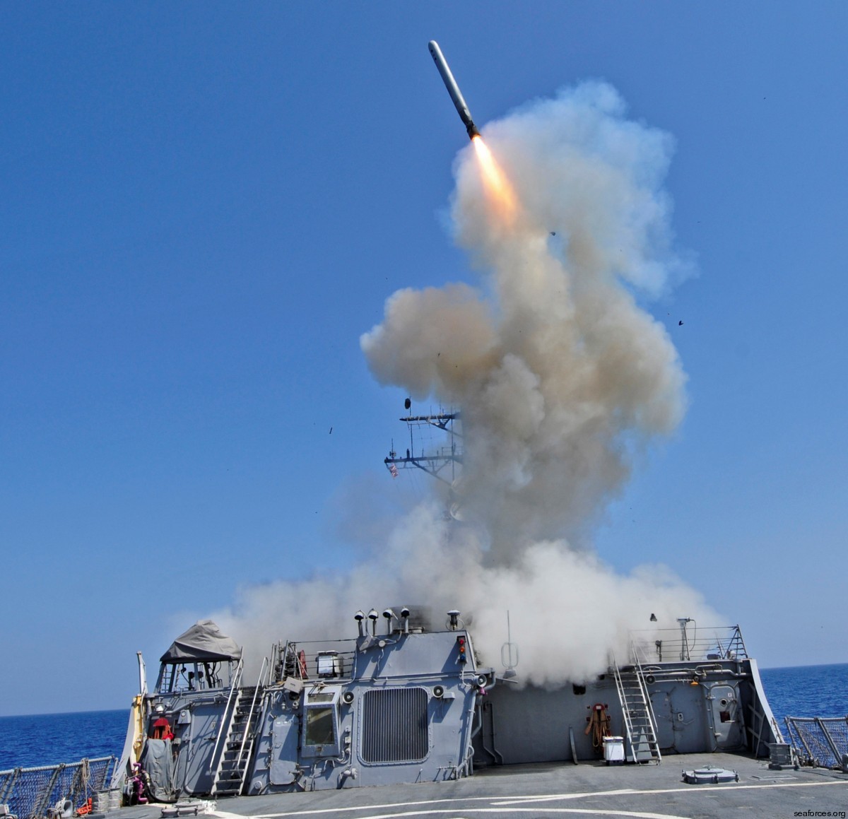 bgm rgm-109 tomahawk land attack missile tlam us navy 15 arleigh burke class ddg