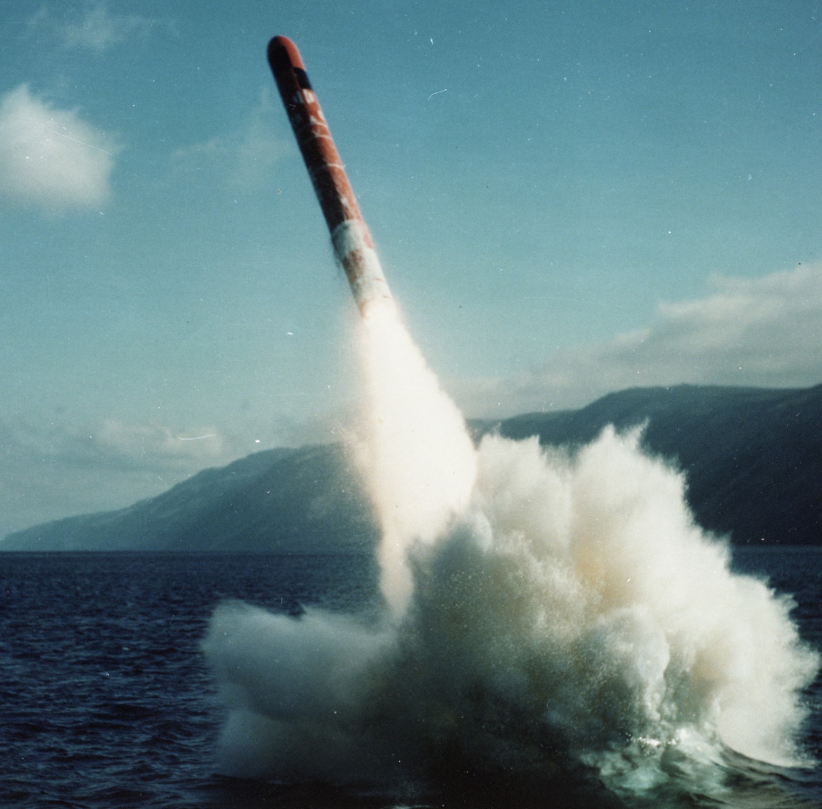 ugm-109 tomahawk land attack missile tlam us navy los angeles class submarine ssn 12