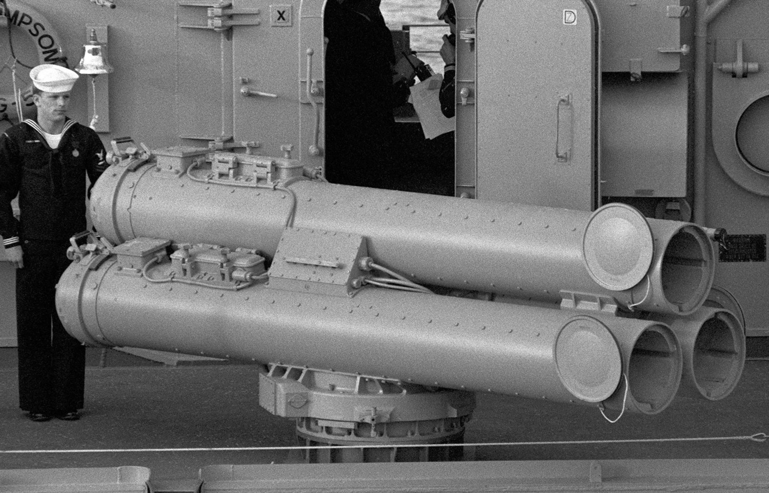 mk-32 torpedo tubes oliver hazard perry class frigate ffg 56