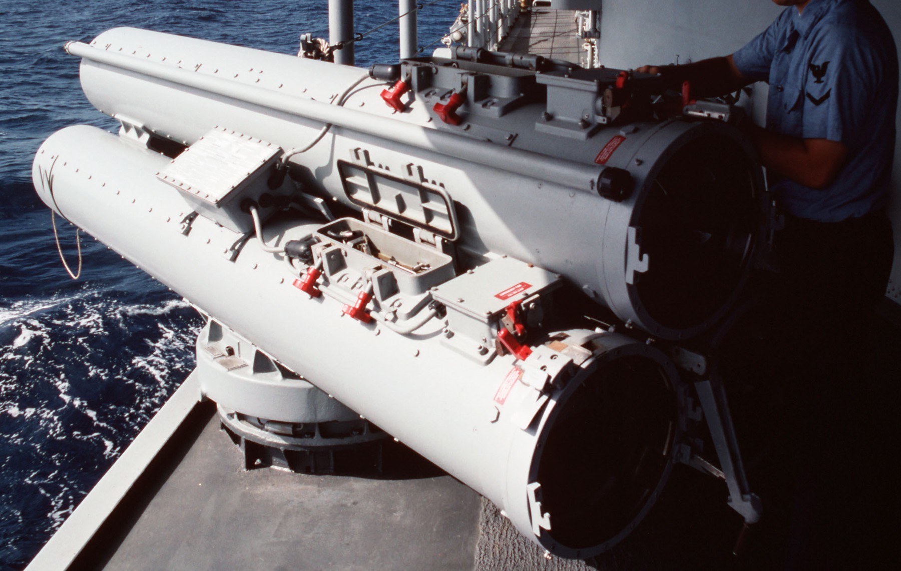 mk-32 torpedo tubes belknap class cruiser cg 62