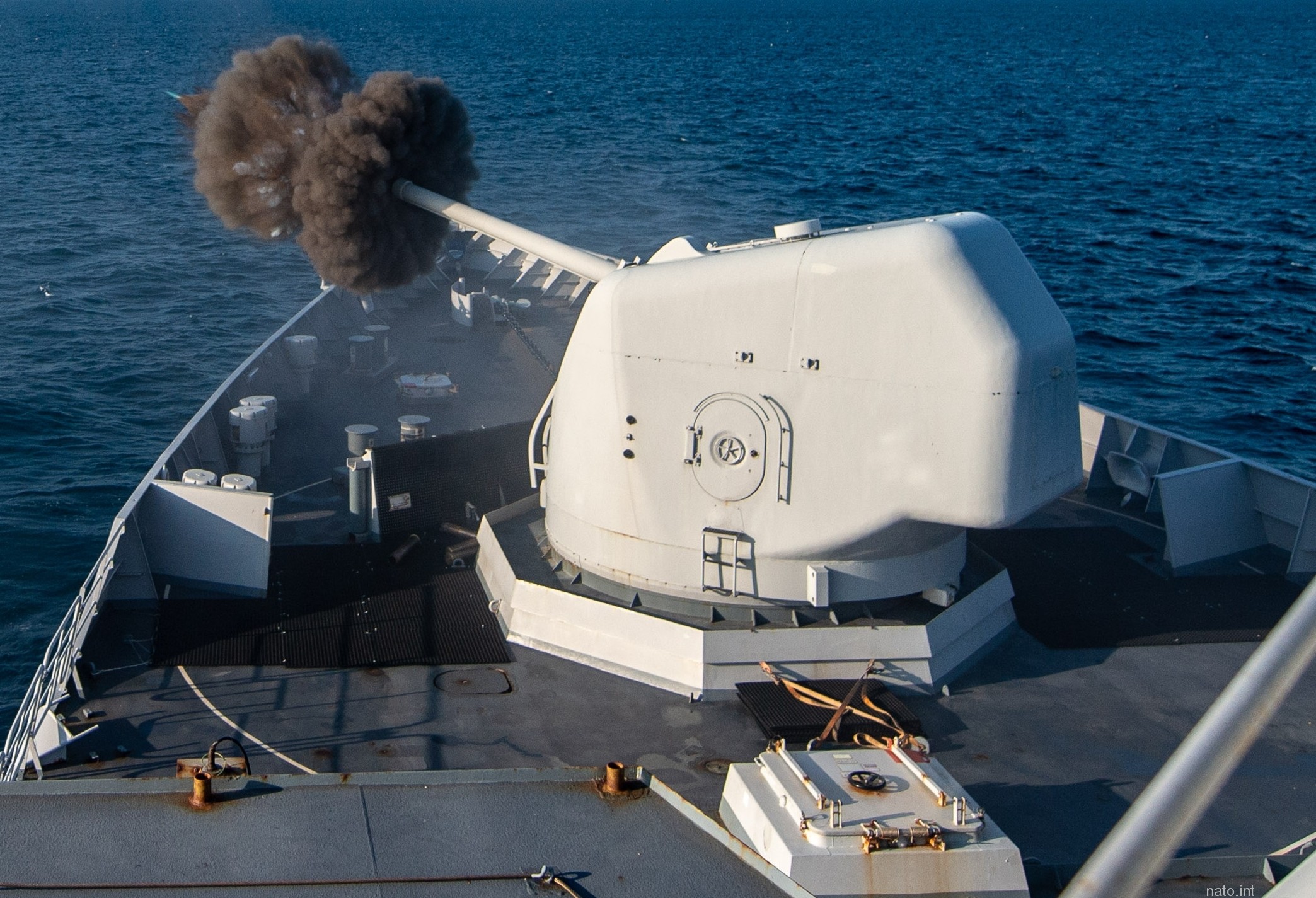 oto melara breda 127/54c compact gun 127mm 5-inches 54- caliber 17 de zeven provincien class frigate