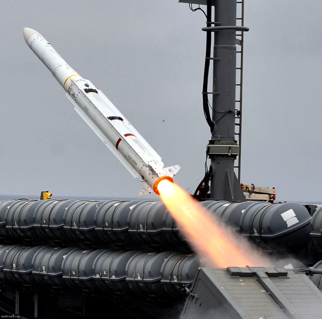 rim-162 evolved sea sparrow missile essm sam raytheon navy 06