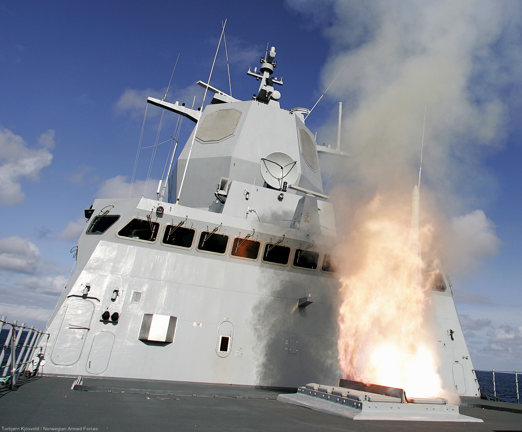 rim-162 evolved sea sparrow missile essm sam navy 34 mk. 41 vertical launching system vls nansen class frigate