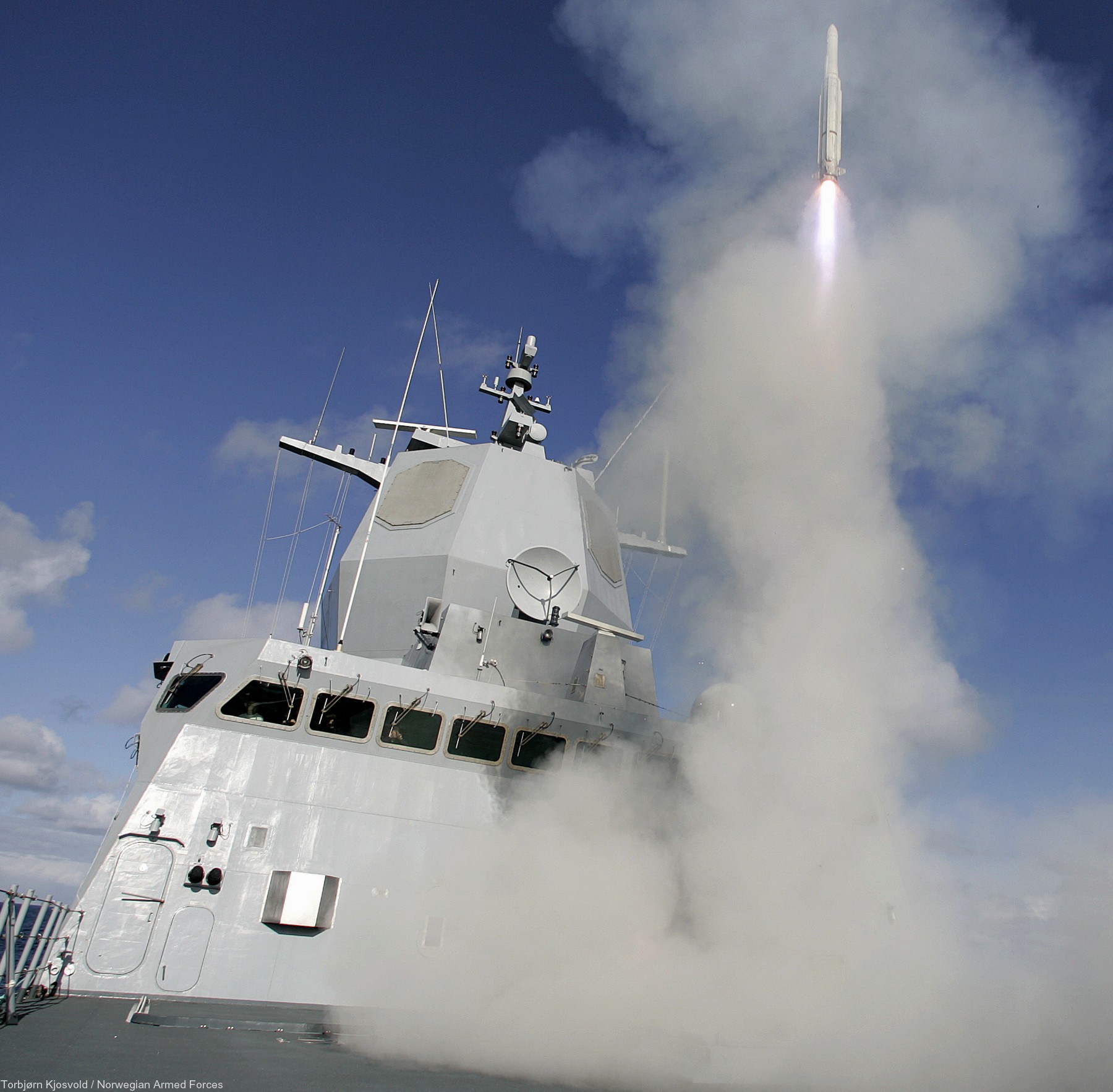 rim-162 evolved sea sparrow missile essm sam navy 36 mk. 41 vertical launching system vls